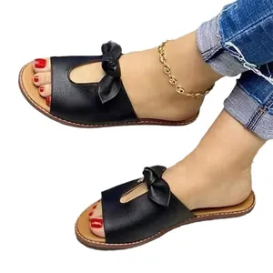 Modische schwarze Damen-Pantoletten mit Schleife und Cut-Out für den Sommer