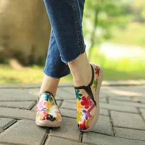 Vista detallada del estampado floral vintage en mocasines planos de cuero para mujer