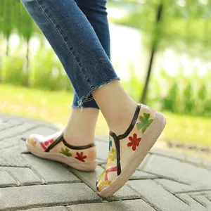 Vista detallada de zapatos planos de mujer con estampado floral retro en exteriores