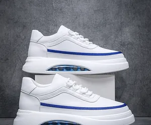 Vista lateral de zapatillas blancas para hombre con raya azul y suela de cámara de aire