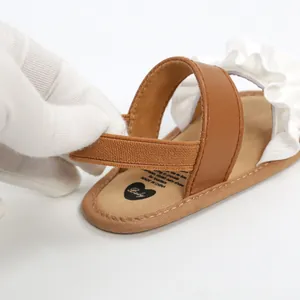 Detailansicht des elastischen Fersenriemens an braunen Baby-Sandalen für Mädchen