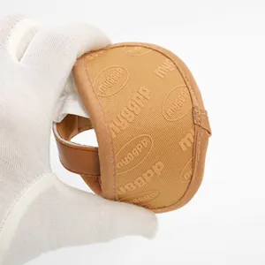 Detailansicht einer flexiblen Baby-Sandale mit weicher Sohle und geprägter Textur.