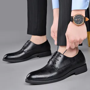 Detailweergave van zwarte leren herenschoenen met een stijlvol ruitjespatroon chique