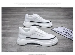 Vista detallada de zapatillas blancas para hombre con suela de aire y detalles negros.