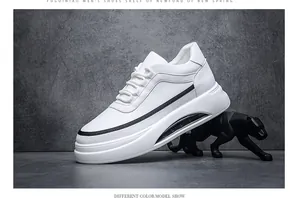 Vista lateral de zapatillas blancas para hombre con suela de aire y franjas negras.