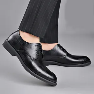 Detailopname van zwarte getextureerde leren herenschoenen voor formele gelegenheden.