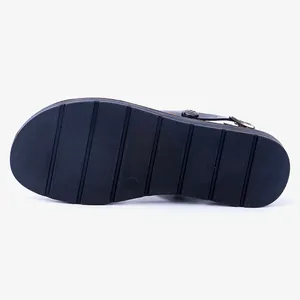 Semelle en caoutchouc noir de sandales plates confortables pour femmes pour la plage