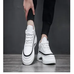 Detalle de zapatillas blancas de hombre con plataforma y cámara de aire visible