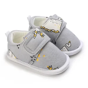 Vue détaillée de chaussures de marche pour bébé grises avec motif cygne et velcro