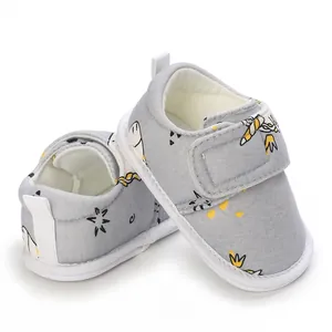 Vue détaillée de chaussures de marche bébé grises avec motifs de dessin animé.