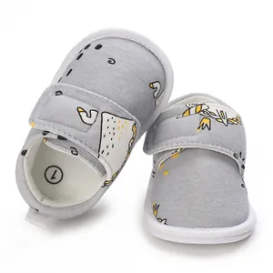 Vue détaillée de chaussures pour bébé grises avec motif canard et fermeture velcro