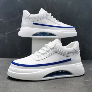 Vista detallada de zapatillas blancas para hombre con raya azul y aire