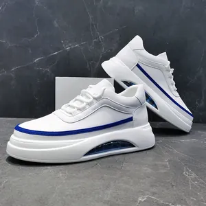 Primer plano de zapatillas blancas de hombre con suela de aire y una franja azul