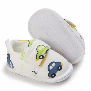 Vue détaillée de chaussures bébé à semelle souple avec un motif de voiture dessin animé.