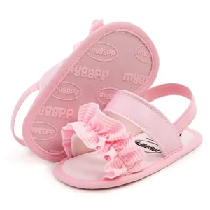 Detailansicht von rosa Babysandalen für Mädchen mit Rüschen und weicher, rutschfester Sohle