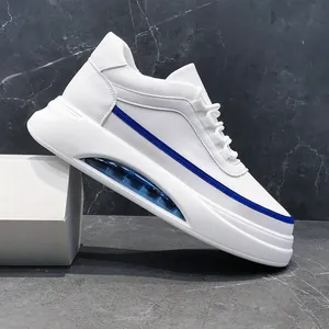 Vista lateral detallada de zapatilla de plataforma blanca para hombre con franja azul y aire