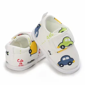 Chaussures de marche pour bébé blanches avec motifs voitures colorées et scratchs