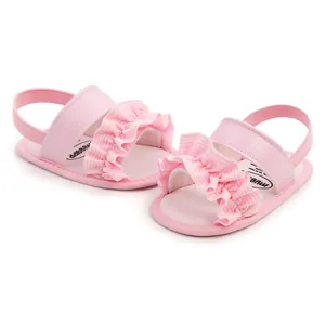 Detailansicht der rosa Baby-Sandalen für Mädchen mit süßen Rüschen und Gummiband.