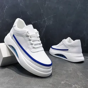 Detalle lateral de zapatillas blancas para hombre con franja azul y suela con cámara de aire.