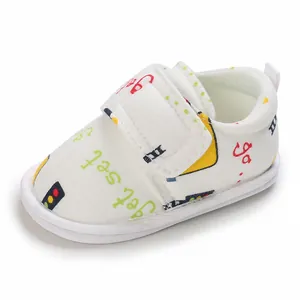 Gros plan de chaussures de marche blanches pour bébé avec des semelles souples
