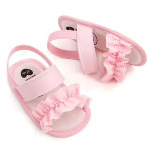 Detailansicht niedlicher rosa Babysandalen für Mädchen mit Rüschen und Gummiband
