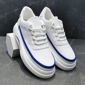 Zapatillas blancas para hombre con ribete azul y suelas suaves y cómodas.