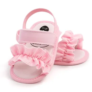 Detailansicht von rosa Babysandalen mit elegantem Rüschendesign und weicher Sohle