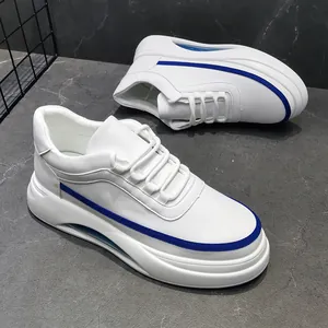 Detalle lateral de zapatillas blancas de hombre con detalles azules y suela de cámara de aire