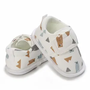 Vue détaillée de chaussures pour bébé à semelle souple avec imprimés ours et velcro