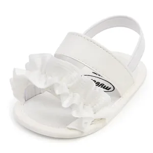 Nahaufnahme der eleganten weißen Baby-Mädchen-Lauflerner-Sandale mit Rüschendetail