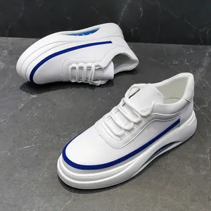 Vista detallada de zapatillas blancas para hombre con ribete azul y suela de aire suave.