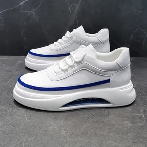 Zapatillas blancas para hombre con ribete azul y suela de cámara de aire vista detallada