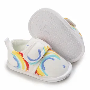 Vue détaillée de la chaussure de bébé avec motif arc-en-ciel et semelle souple antidérapante