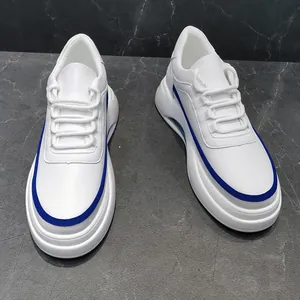 Vista superior detallada de zapatillas blancas para hombre con elegantes adornos azules