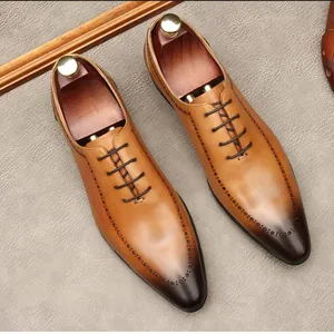 Klassieke bruine leren Oxford-schoenen voor heren met stijlvolle brogue-snijdetails