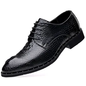 Detailansicht der schwarzen Business-Schuhe für Herren mit Krokodilprägung aus Leder