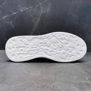 Detalle de la suela blanca de zapatilla con textura antideslizante para hombre