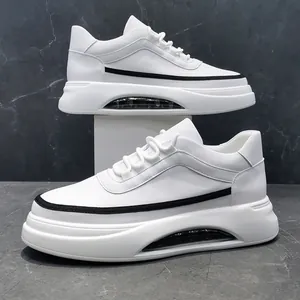 Vista lateral de zapatillas blancas para hombre con suelas gruesas y rayas negras.