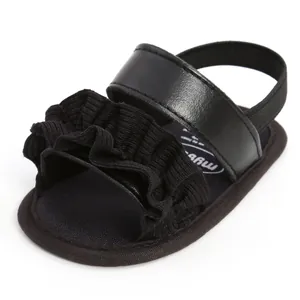 Detailansicht der weichen Rüschenstruktur dieser schwarzen Baby-Lauflernsandalen für den Sommer
