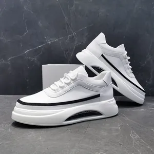 Vista detallada de zapatillas blancas para hombre con suela de aire y franjas negras