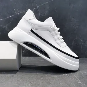 Vista lateral de zapatillas blancas para hombre con raya negra y cámara de aire visible