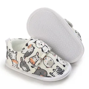 Vue détaillée de chaussures pour bébé avec motifs d'animaux et semelle antidérapante.