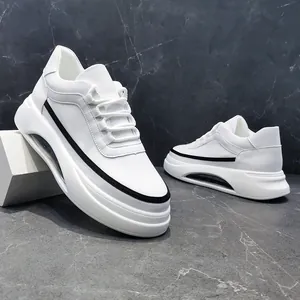Vista lateral de zapatillas blancas de moda para hombre con suela de cámara de aire