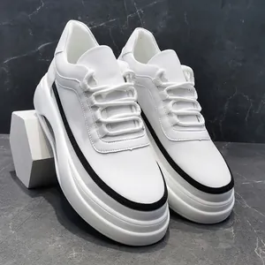 Primer plano detallado de elegantes zapatillas blancas para hombre con suela de aire