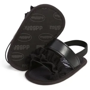 Detailansicht von schwarzen Baby-Sandalen mit Rüschen und einer weichen Anti-Rutsch-Sohle