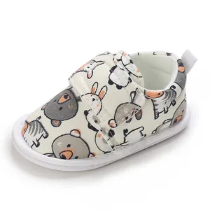 Chaussures de marche souples pour bébé avec motifs d'animaux et bande auto-agrippante.
