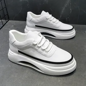 Vista detallada de zapatillas blancas con plataforma y suela de cámara de aire única