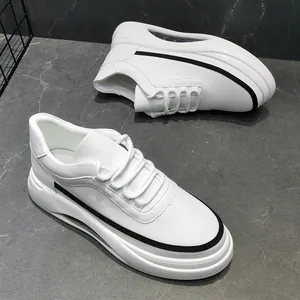 Zapatillas blancas modernas para hombre con cómodas suelas de aire y rayas negras
