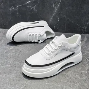 Primer plano de zapatillas blancas de hombre con suela gruesa de aire y raya negra