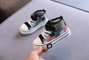 Vista dettagliata di scarpe di tela a scacchi colorati per bambini con motivo margherita
